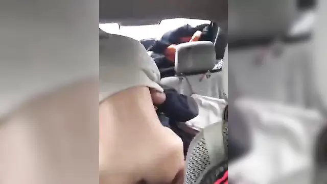 Je baise une cosaque au cul bien serré dans une bagnole.