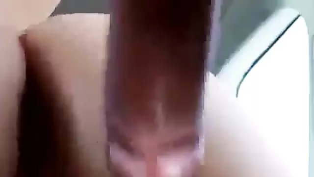 Une cowgirl chevauche la grosse queue d’un jeune Kazakh bien chaud.